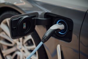 Sähköauto latauksessa latauspisteellä.
