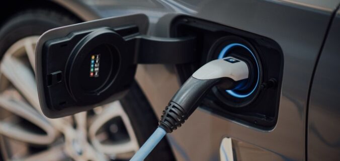Sähköauto latauksessa latauspisteellä.